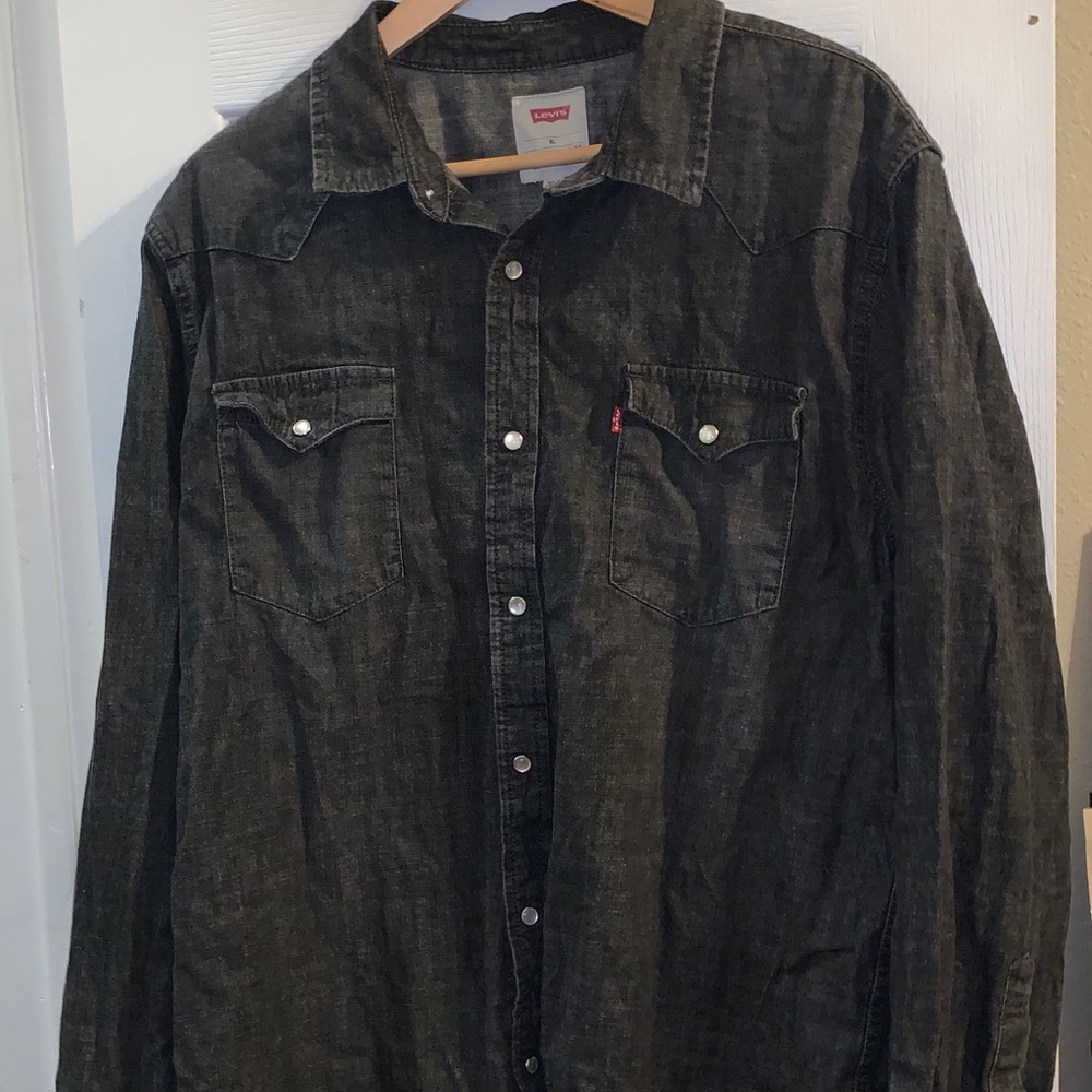 Men’s black denim Levi’s pearl snap shirt